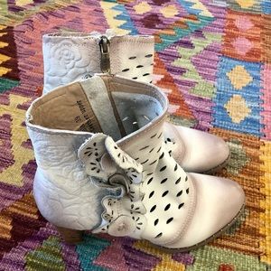 L’Artiste Leather Heels